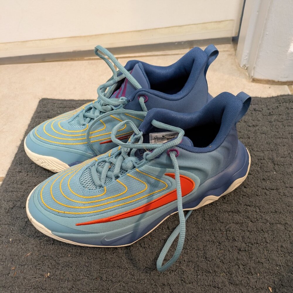 Kid's basketball shoes
